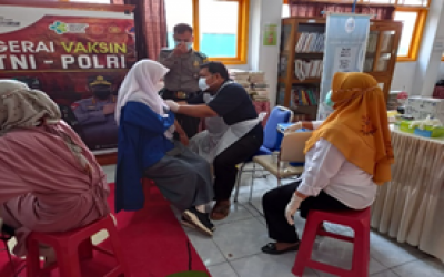 RATUSAN PELAJAR SMAN 1 KEPAHIANG DI VAKSIN