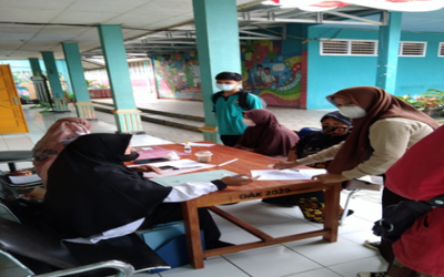KEPALA SMA N 1 KEPAHIANG MEMBERIKAN DISPENSASI KEPADA SISWA KURANG MAMPU